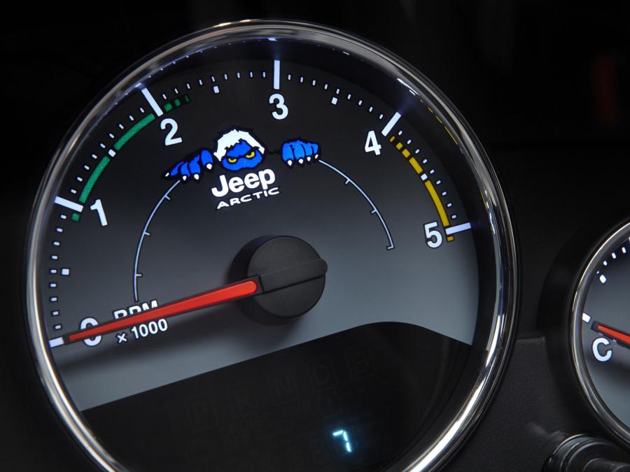  Jeep Wrangler Unlimited Arctic 2012 года  (фото 7 из 35)